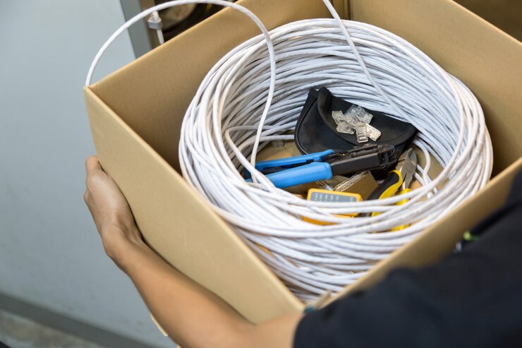 Déménagement : les astuces pour emballer tous vos câbles afin d’éviter les nœuds